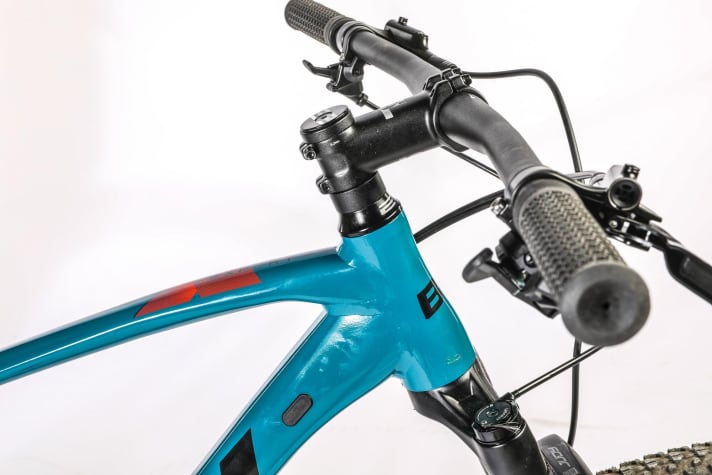 A long stem and wide handlebars are an incongruous combination and ensure indirect steering behaviour.