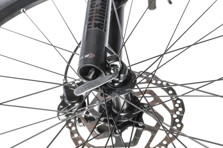 Unfortunately, there is no thru axle.