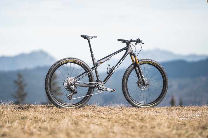 The shock is hidden in the top tube.