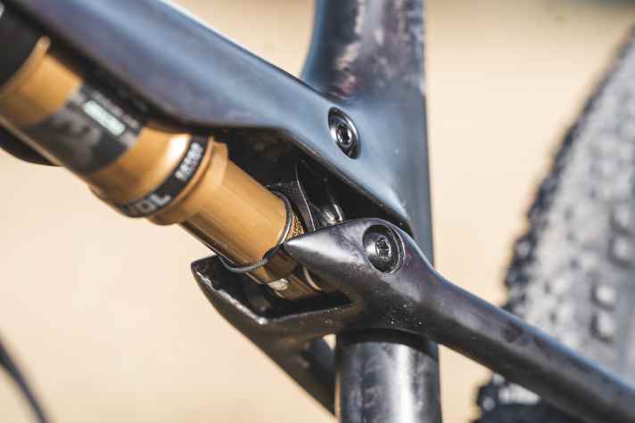 Der im Oberrohr eingebettete Dämpfer wird über eine Mini-Wippe angelenkt und besitzt ein niedriges Übersetzungsverhältnis.