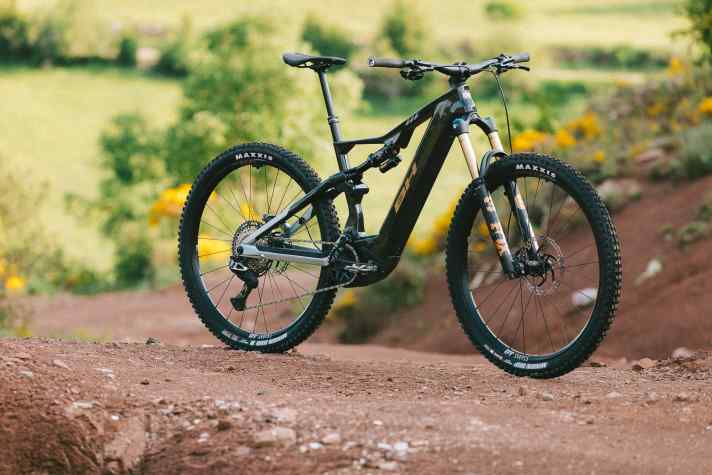 Instead of the organic down tube of its predecessor, the new iLynx+ NX has a sleek, angular design. It conceals the removable 800 Wh battery from Bosch