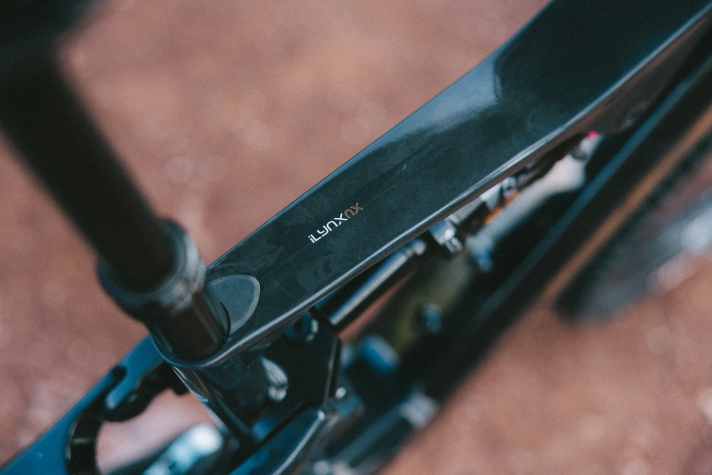 As with the carbon models of the predecessor, the seat clamp was simply integrated into the top tube. The aluminium bikes come with classic clamping