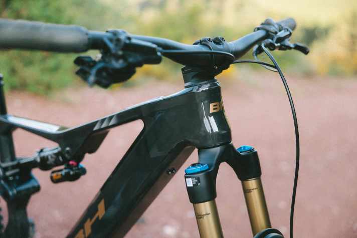 Die Zugverlegung ist clean über den Vorbau gelöst. Bei der Wartungsfreundlichkeit dürfte das aber Punktabzüge geben