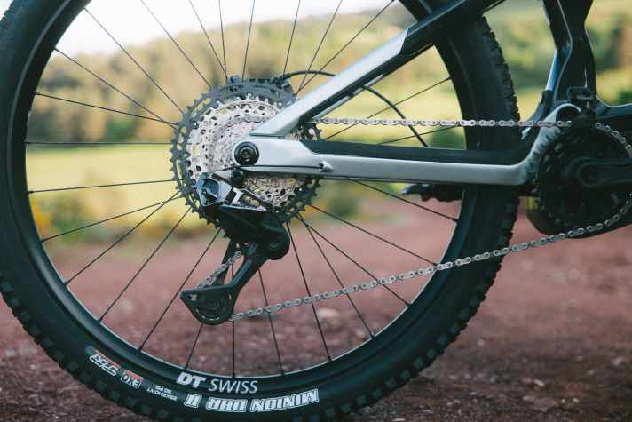 Das Topmodell des iLynx+ NX wechselt mit der neuen Funkschaltung Shimano XT die Gänge. Den Saft dafür liefert der Hauptakku