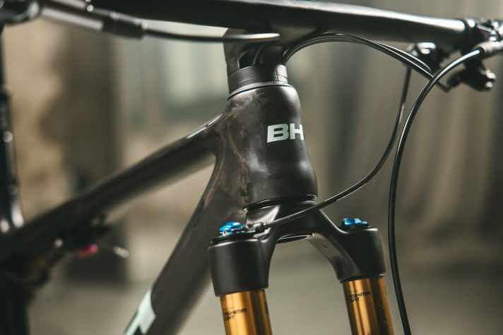 The fully internal cable routing through the headset has already been seen on other BH bikes.