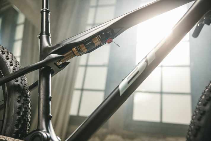 The shock is semi-integrated into the top tube and leaves enough space for attaching bottle cages.