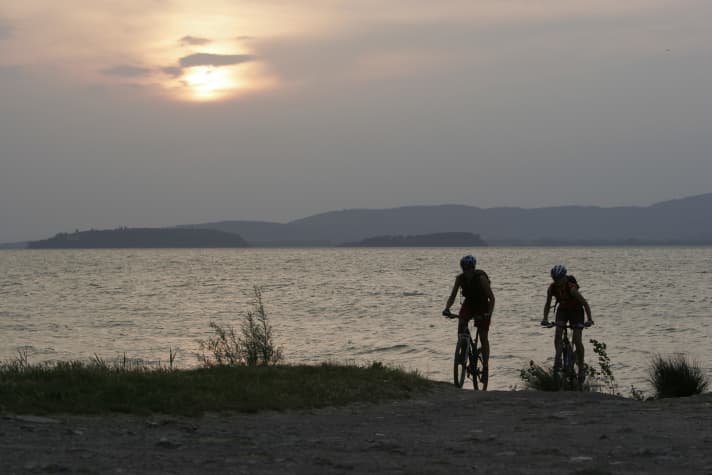 As round as Lake Chiemsee in shape, but one and a half times as large with an area of 128 square kilometres: Lake Trasimeno.