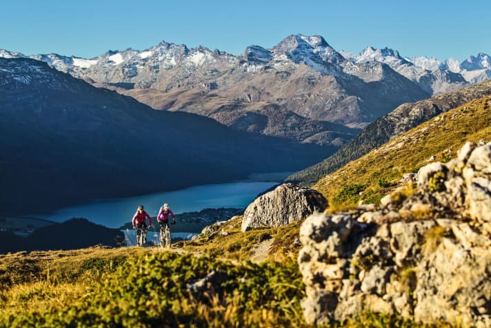 Im Oberengadin helfen fast überall Lifte bergauf, aber in Sachen Höhenmeter gibt es trotzdem noch zu tun, bevor die epischen Abfahrten starten.