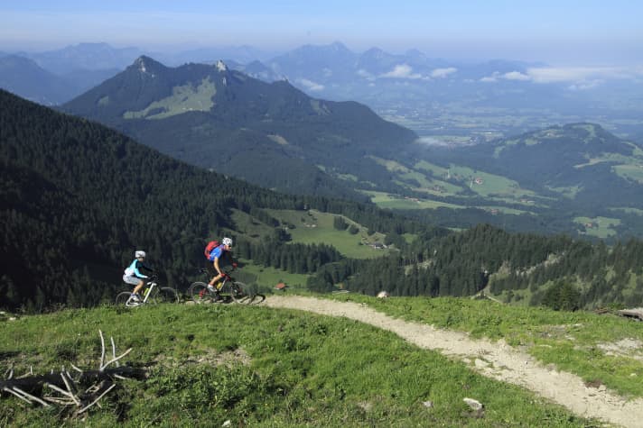 Viel Alm-Grün und Fernsicht: Für die Chiemgauer Alpen darf man sich ruhig etwas mehr Zeit lassen.