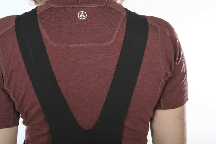 The straps must be tight enough to hold the padding in place, but must not cut in or roll up.