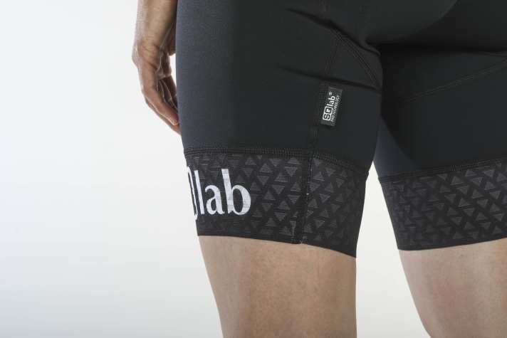 Les larges bas de jambes sont un peu serrés et leur construction n'est plus tout à fait à la pointe de la technologie.
