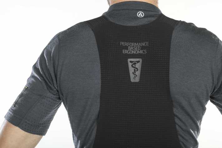 Thanks to the wide mesh back, the straps lie snugly and comfortably on the back without too much tension