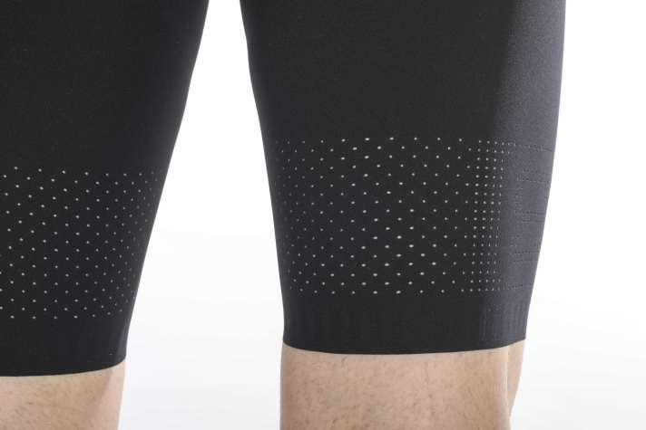 An den Beinabschlüssen der SQlab SQ-Shorts One12 R sorgen Lasercuts für Kühlung