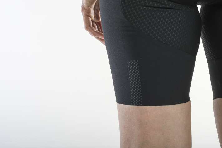 Im Vergleich zu vielen anderen Bib Shorts im Test fällt die Alé eher kurz aus. Die Beinabschlüsse sind während der Fahrt kaum zu spüren