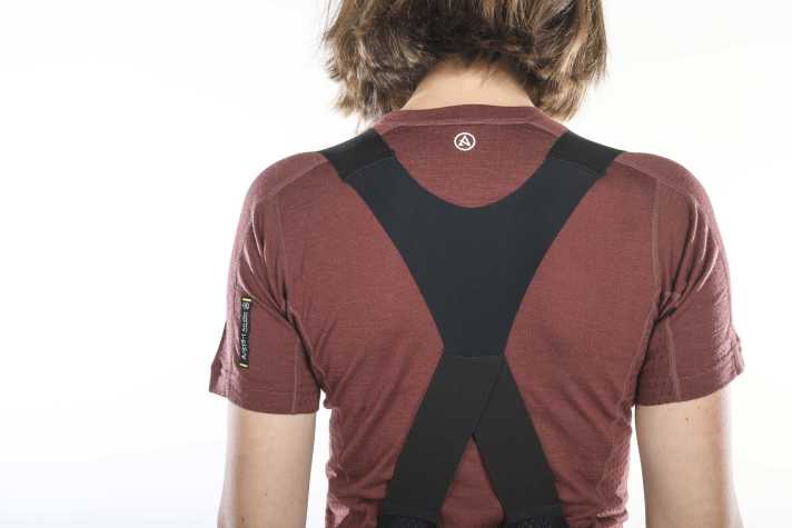 Les pantalons pour hommes et pour femmes ont les mêmes bretelles croisées. Elles maintiennent le pantalon et le rembourrage en place, mais sont assez tendues.
