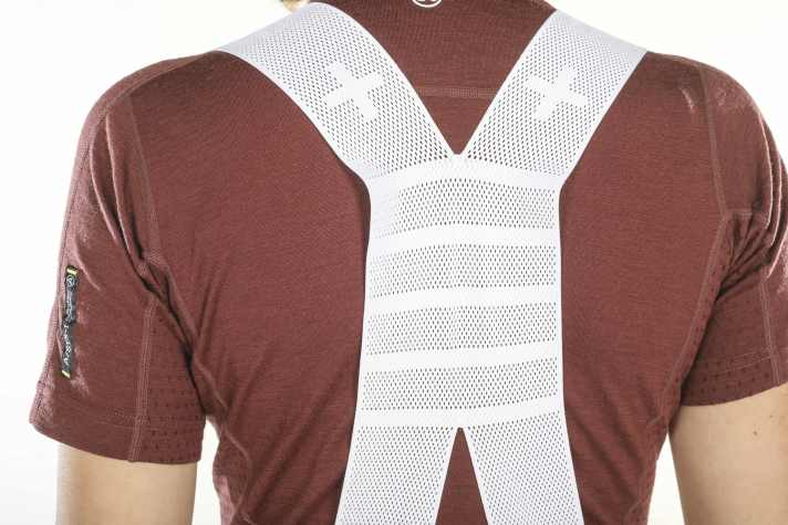 The mesh straps are a little loose when standing, but are pleasantly wide and airy on the shoulders when cycling