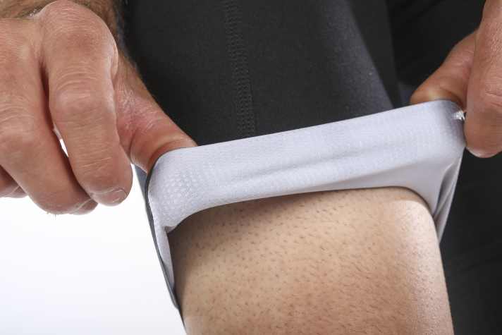 Angesetzte Beinabschlüsse mit breitem Silikonbund sieht man in dieser Preisklasse nur noch selten. Viele Bib-Shorts verzichten hier fast vollständig auf störende Nähte