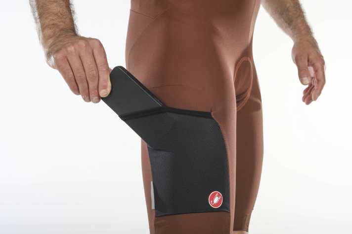 Le Castelli a des poches sur les côtés et dans le dos. Les smartphones modernes sont cependant déjà un peu trop lourds pour être transportés sur la cuisse.