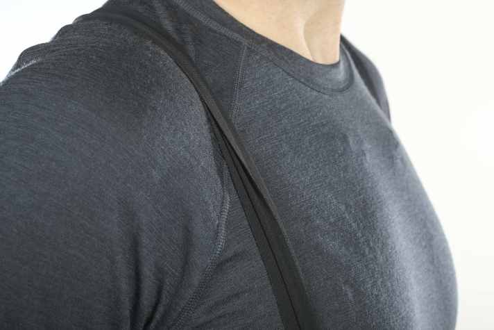 Die Träger der Castelli sitzen recht stramm und rollen sich stark ein. Eine etwas breitere Ausführung wäre hier besser gewesen