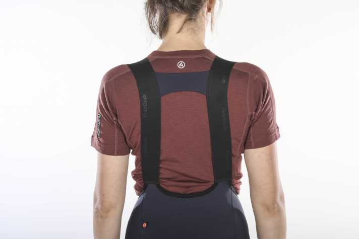 De larges bretelles sans couture avec un dosseret assurent un très bon maintien du pantalon