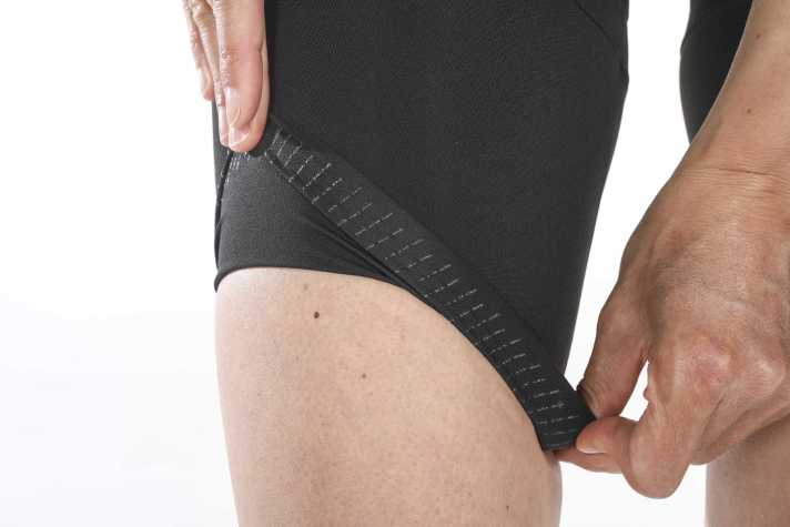 Shimano verzichtet an den Beinen komplett auf Nähte die kratzen könnten, die Silikon-Prints halten das Bündchen in Position