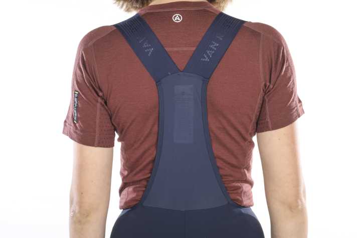 The straps are nice and wide, which distributes the pressure evenly over the shoulders. Airy mesh at the back should provide some cooling