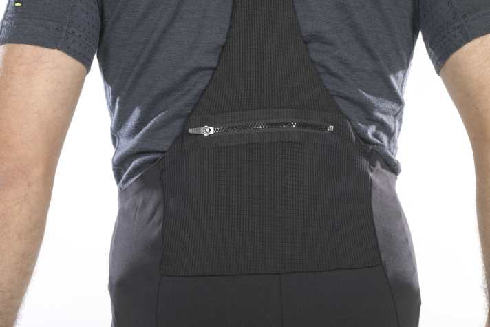 We were less convinced by the back pocket. Although it is still easily accessible, it is a little uncomfortable to wear