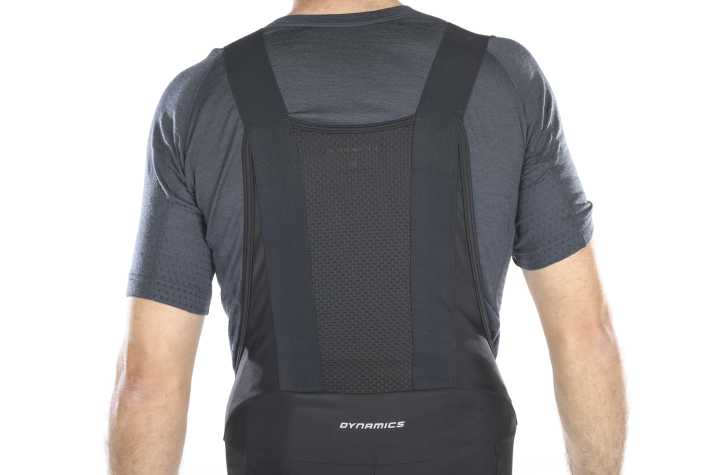 Die breiten und nahtlosen Träger sind Mesh verbunden und legen sich sauber über die Schultern