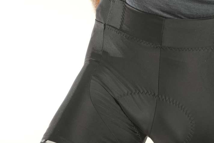 La coupe est correcte, mais le tissu se plisse au niveau du pli de la jambe.