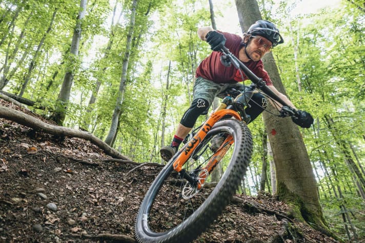 Peter Nilges, BIKE-Testchef, mit der Fox 34 SC Factory aus der Kategorie Down Country/Marathon bei der Arbeit.