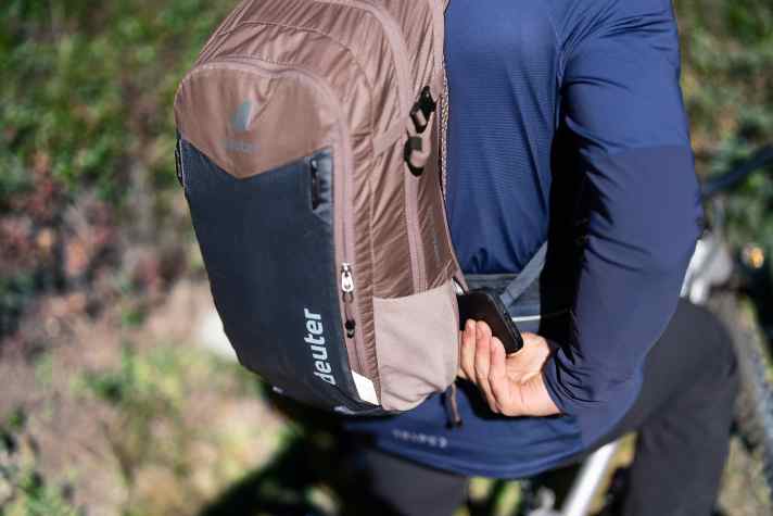 Typisch Deuter: Die Ausstattung ist umfangreich und durchdacht. Das Smartphone etwa liegt griffbereit in einer praktischen Seitentasche