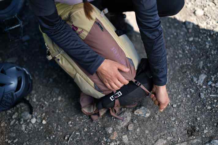 Protektoren lassen sich an verstaubaren Gurten befestigen