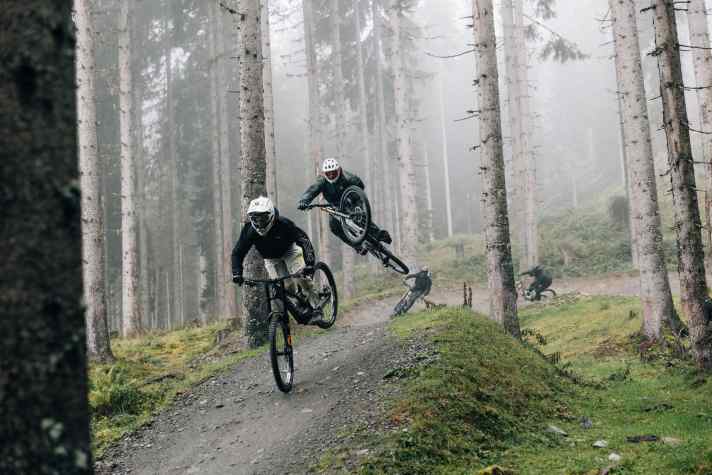 Biken mit dem Idol. Hier fliegt Promi Elias Schwärzler mit seiner Gang über einen der Trails in Leogang.
