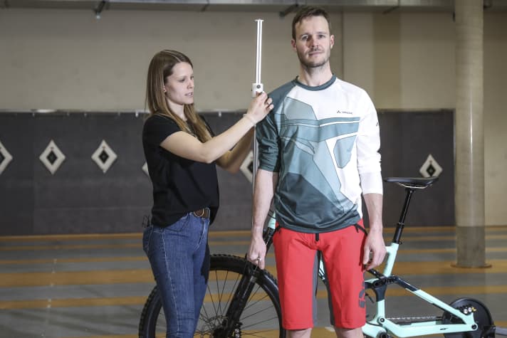 Dagny Hilpert vermisst Albert, den Protagonisten der BIKE Mission 3000, um das Bike perfekt auf seinen Körper einzustellen.