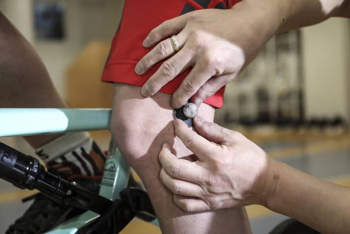 Mit Hilfe einer Spezialkamera und aufgeklebter Marker auf Alberts Gelenken lässt sich ein optisches Tracking seiner Tretbewegungen auf dem Computer abbilden. Die Bikefitting-Experten überprüfen so die Gleichmäßigkeit der Bewegungen.