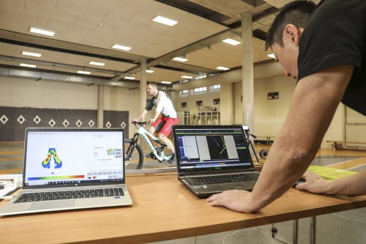 Kim Tofaute uses various measuring techniques to check the results of the bike fitting using the Ergon Fitting Box. After the fitting, Albert's bike fits his body perfectly.