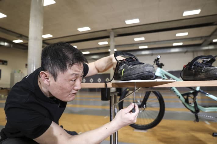 Kim Tofaute determining the perfect cleat position. Only with the right setting can toes falling asleep and aching feet be ruled out.