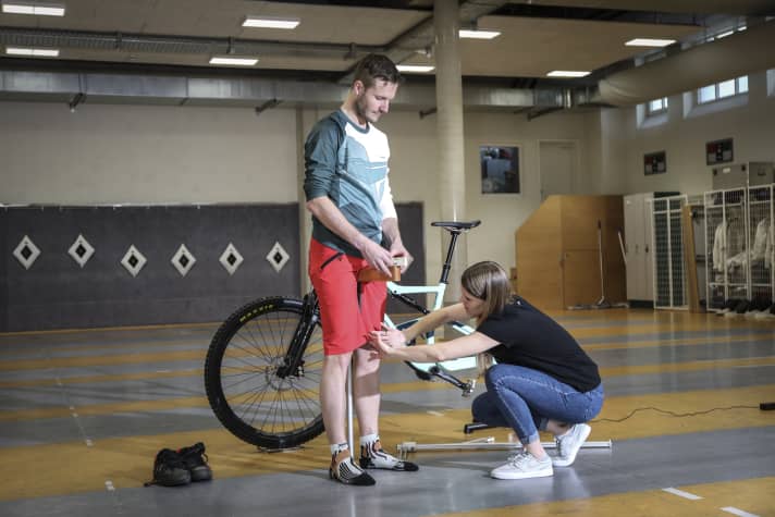 Ergonomics expert Dagny Hilpert measures Albert's inside leg length - the decisive measurement for determining the optimum saddle height.