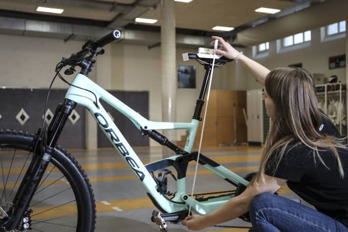 Using the tables in the Fitting Box, Albert's body measurements are used to determine ergonomic values that can be transferred to the BIKE reader's bike. The correct settings should prevent posture problems on the 3000 metre altitude tour.