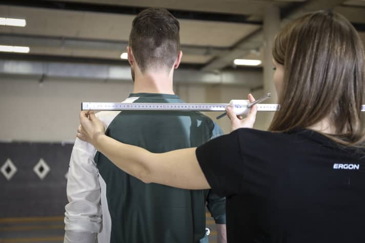 In addition to inside leg and shoulder length, the decisive body measurements for bike fitting include the distance between the two shoulder corner joints.