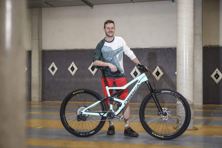 Family man Albert hasn't been on a mountain bike for ten years. He has a basic level of fitness. The experience of what 3000 metres in altitude feel like on a single lap is still missing.