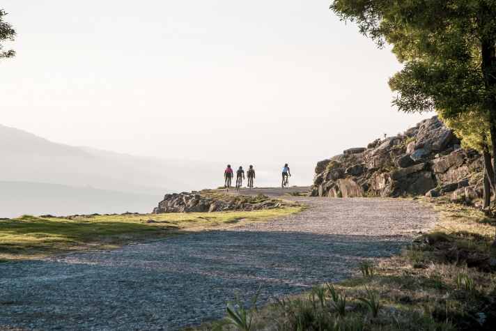 Erst Yoga am Strand und dann entspannt die Küstenberge hinauf pedalieren. Karen Eller hat an Portugals Nordküste ein kleines Paradies für Gravelbikerinnen entdeckt.