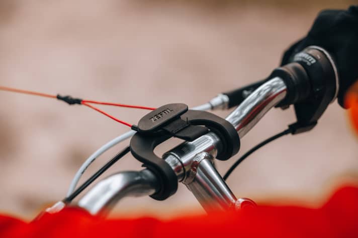 Auch an Kinderfahrräder mit einem glatten Vorbau ohne sichtbare Schrauben kann mit dem Bike Taxi Adapter die Abschleppschlaufe sicher am Lenker eingehängt werden.