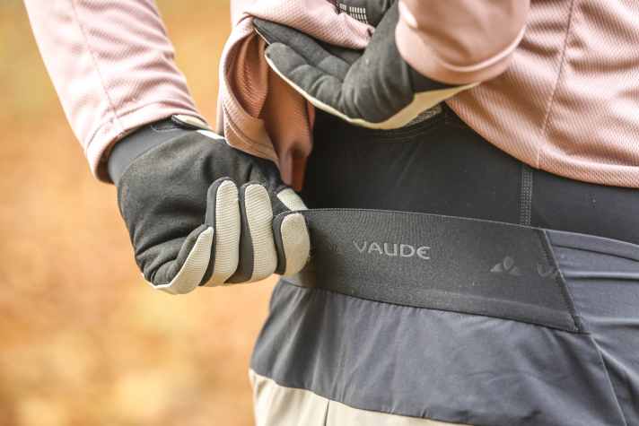 Typical Vaude: the waistband is pulled further up at the back and sits securely and without slipping, even when pedalling.
