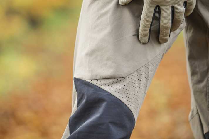 An der Oberschenkel-Rückseite kommt etwas Luft in die Hose. Damit wird die Vaude auch im Anstieg nicht zu schwitzig.