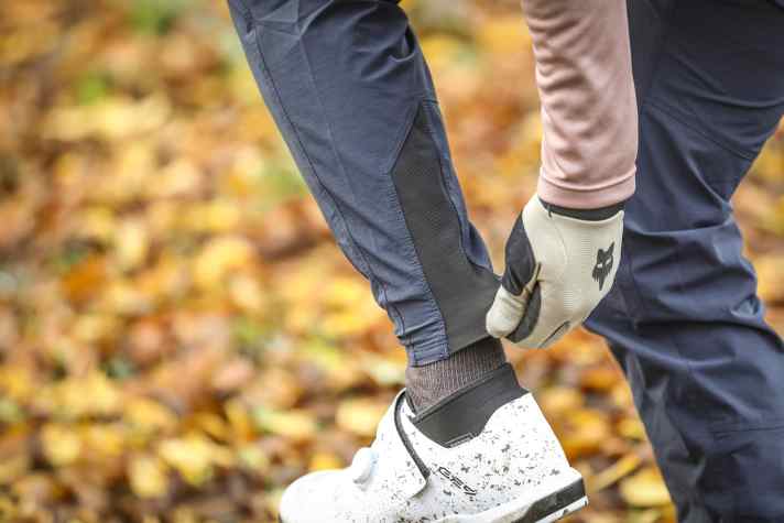 Die Stretch-Bündchen schließen perfekt an den Knöcheln ab. Das Ausziehen ist aber etwas fummlig, dafür ist die Länge der Hose nahezu perfekt.