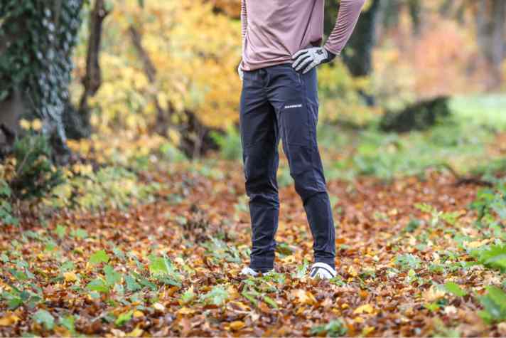 Sieht man schon im Stand: Die Monserat Trailpants TP3 ist keine Schlabberhose fürs Park-Shredden, sondern sitzt sportlich komfortabel und macht auch lange Touren problemlos mit.
