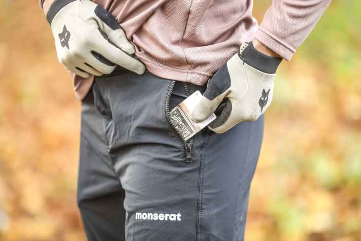A soft coating in the trouser pocket protects the smartphone from scratches. The lift ticket is also in good hands here.
