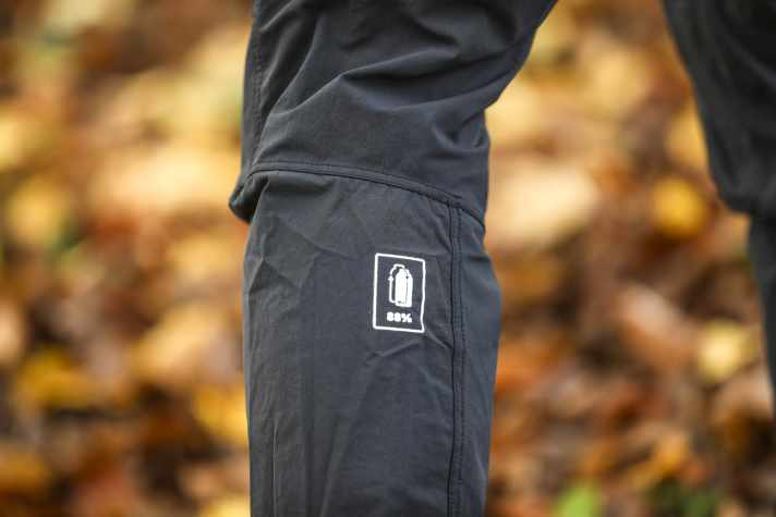 Die Hose besteht zum Großteil aus Recycling-Material. Die Quernaht zieht sich auch vorne übers Knie und reibt etwas beim Treten.