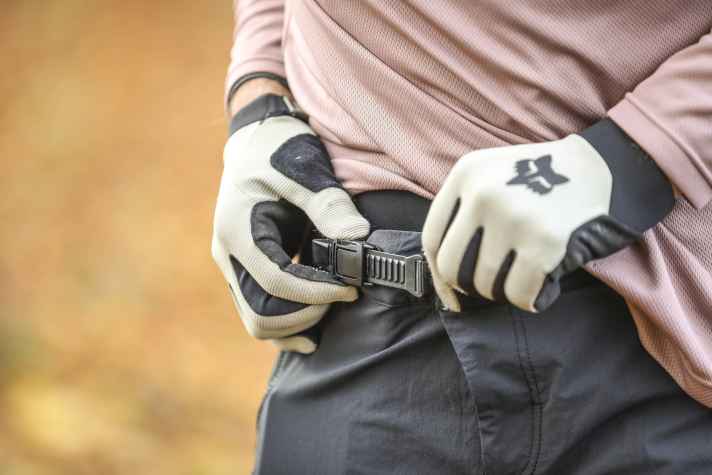 The width of the trousers can be easily adjusted using a ratchet fastener.